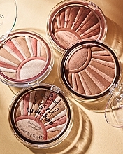 Powder Blush & Highlighter - Essence Kissed By The Light Illuminating Powder — photo N22