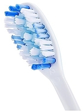 Toothbrush, medium, light blue - Oriflame Optifresh — photo N2