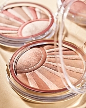 Powder Blush & Highlighter - Essence Kissed By The Light Illuminating Powder — photo N34