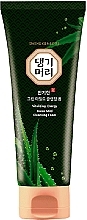 Fragrances, Perfumes, Cosmetics Soothing Face Cleansing Foam with Aloe Vera Extract - Daeng Gi Meo Ri Green Mild Cleansing Foam