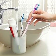 Medium Toothbrush 'Max White', blue - Colgate Max White Medium With Polishing Star — photo N6