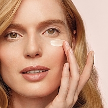 Eye Cream - Shiseido Benefiance ReNeuraRED Technology Wrinkle Smoothing Eye Cream — photo N2