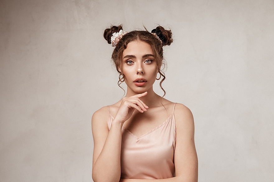 Natural Silk Scrunchie, milk - MAKEUP Midi Scrunchie Milk — photo N10