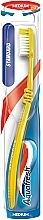 Medium Toothbrush 'Standard', yellow - Aquafresh Medium Toothbrush — photo N3