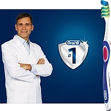 Toothbrush - Oral-B Pro-Expert Extra Clean 40 Medium — photo N25