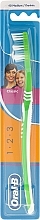 Medium Toothbrush 40, light green - Oral-B 1 2 3 Classic 40 Medium — photo N1