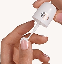 French Manicure Nail Polish with Thin Brush - Essence Holo Bomb Effect Nail Lacquer — photo N4